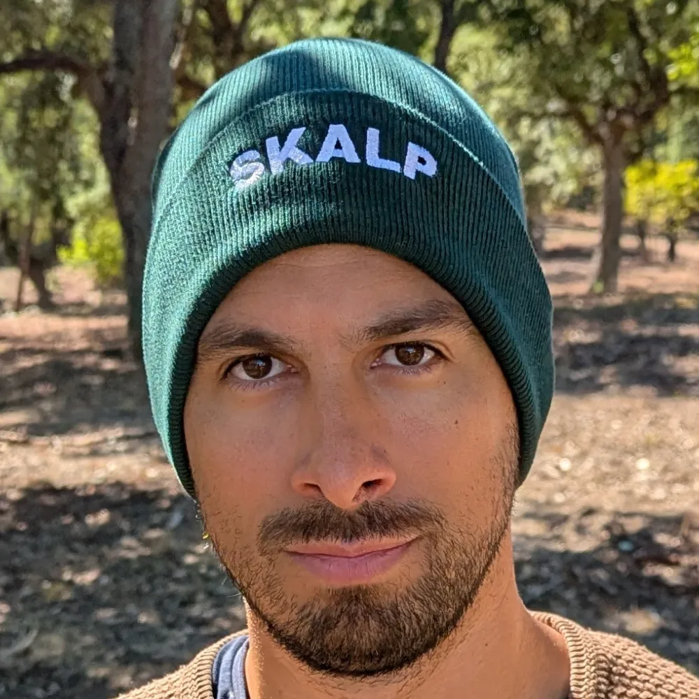 Lucas Attali portant le bonnet Skalp evergreen